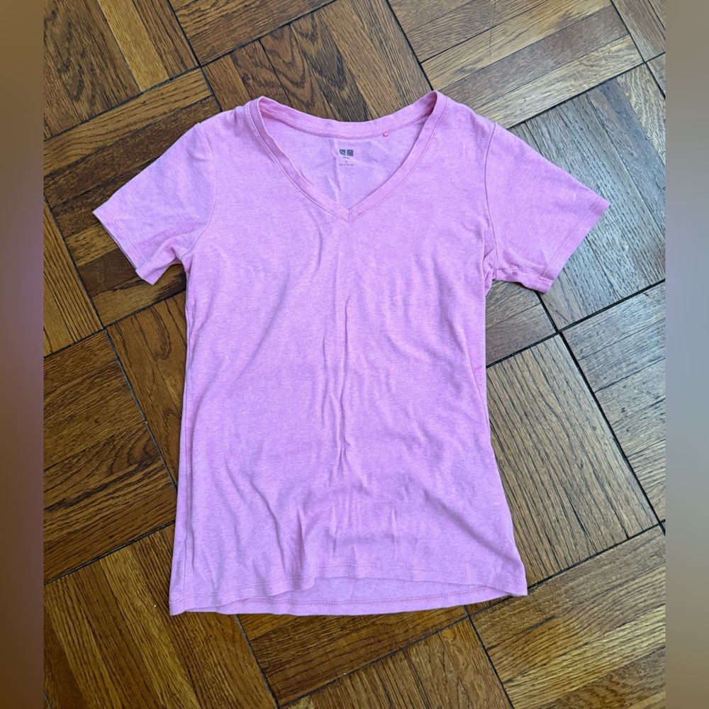 Uniqlo Pink Fitted Short Sleeve V neckT-Shirt. Like New. Small